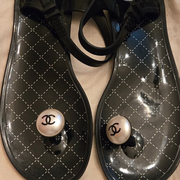 Chanel Black Rubber Quilted Sandals with Pearl CC Logo Thong - Picture 3 of 9